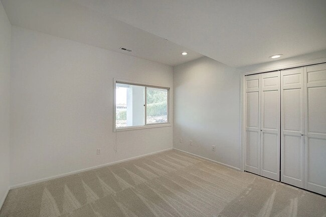 Building Photo - Clyde Hill Home