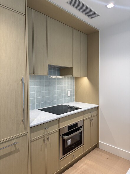 Building Photo - 2401 Queens Plz N