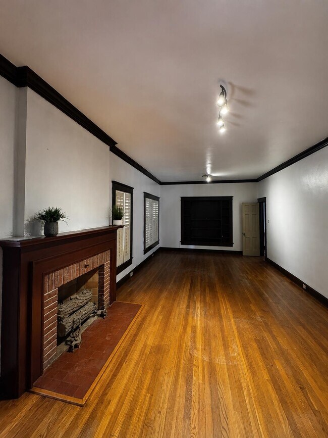 Building Photo - 720 N Stone Ave