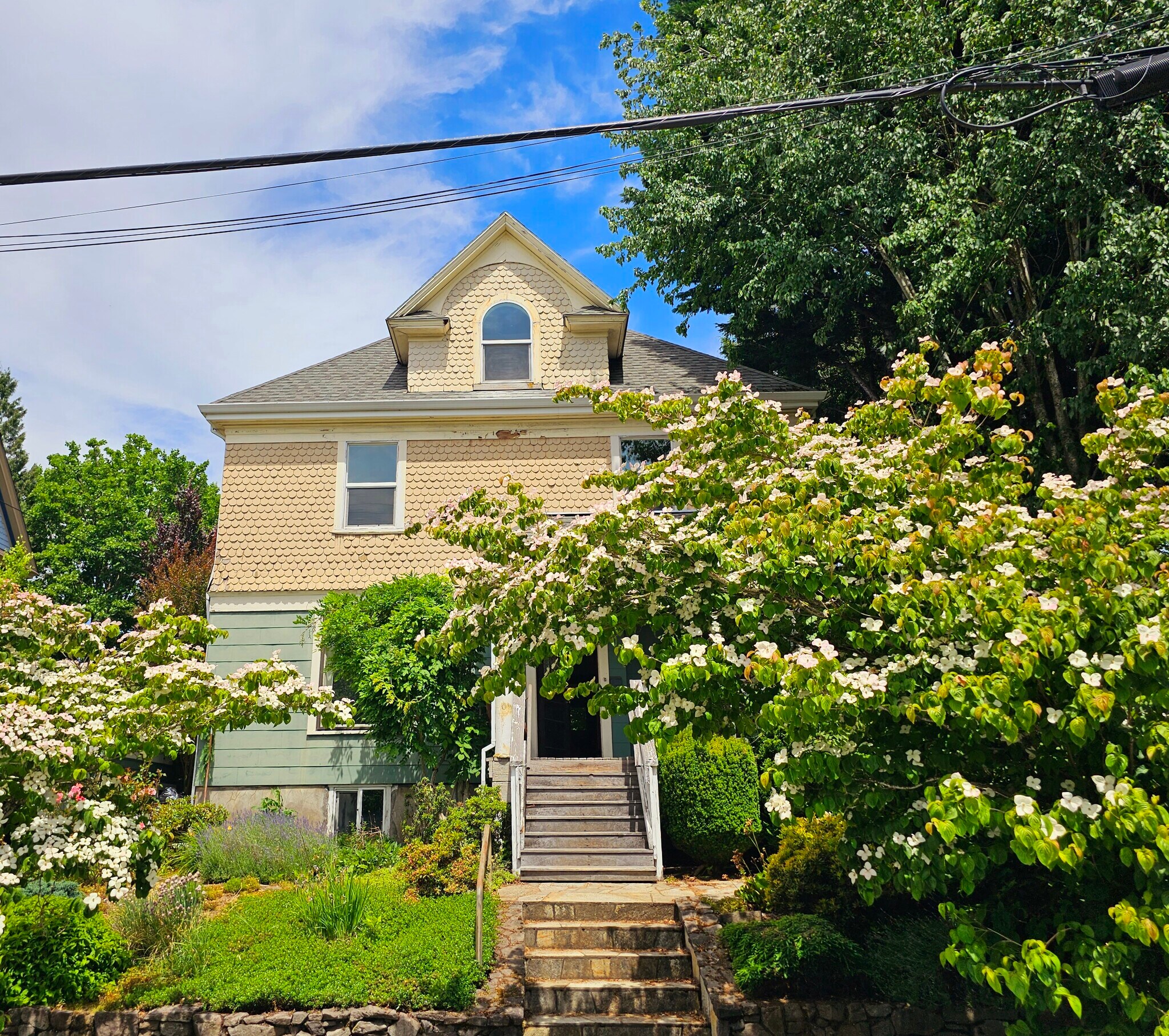 Building Photo - 309 NE Graham St