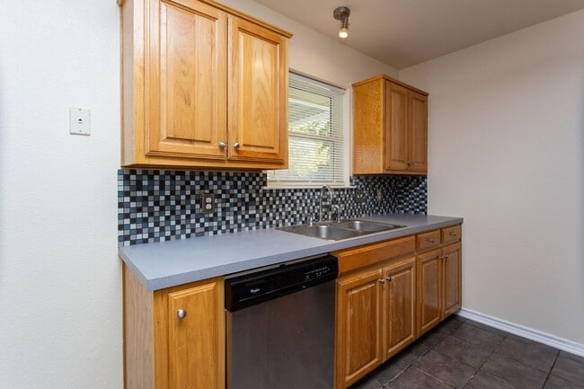 Building Photo - Spacious 2 Bedroom Home!