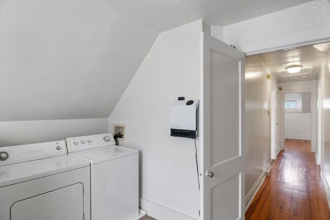 Building Photo - "Charming 1-Bedroom Retreat with Gleaming ...