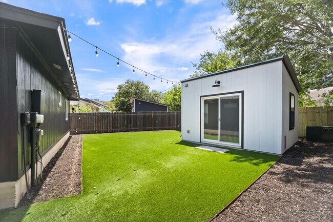 Building Photo - 3803 Alexandria Dr