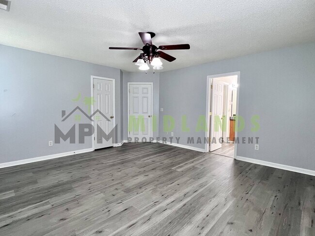 Building Photo - 523 Whitewater Dr