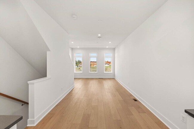 Building Photo - Bloomingdale Townhome | 3 Bed + Den | 3.5 Bath | 1,800 Sf | Large Private Rooftop Deck & Balcony ...