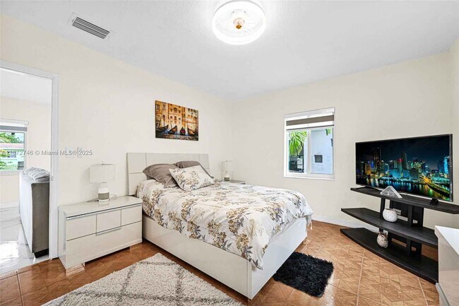 Building Photo - 6840 SW 26th Ct