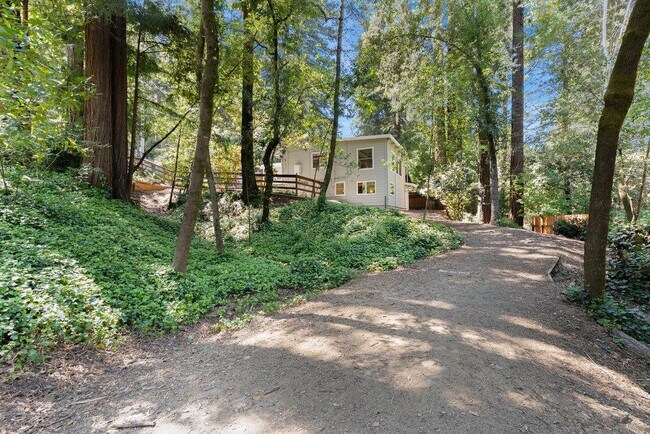 Building Photo - 345 St Francis Dr