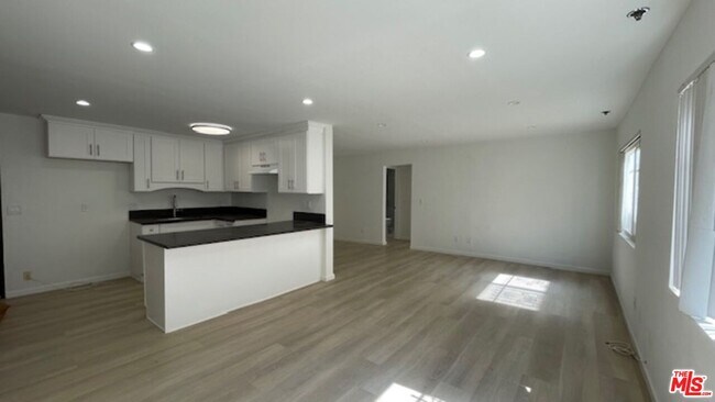 Primary Photo - 545 S Manhattan Pl