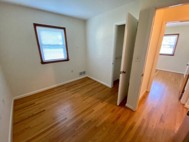 Building Photo - Charming 3Bedroom/2Bathroom Detached Home ...