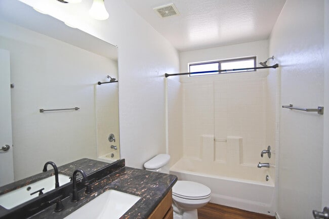 Building Photo - 512 E Rainbow Dr