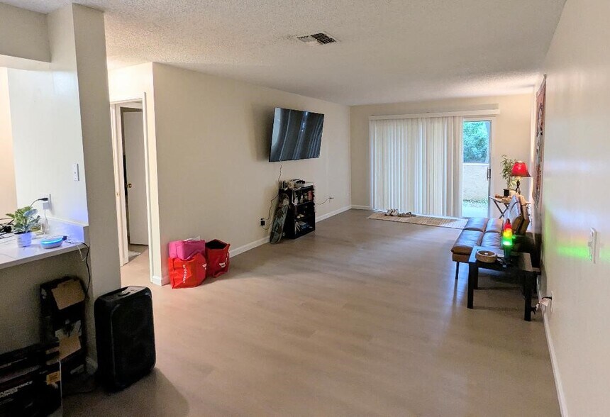Building Photo - 662 Kenwick Cir