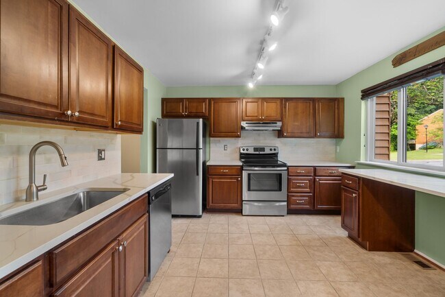 Building Photo - Broadneck Schools! Updated 3 Bedroom 3 Lev...
