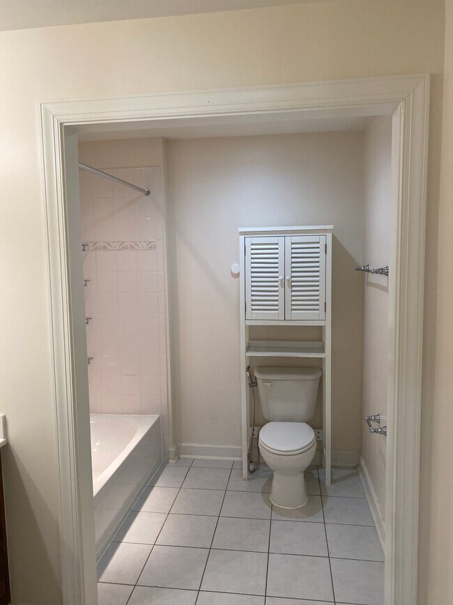 Building Photo - 3 Bedroom Townhome in Sterling, with a large complete loft on top floor