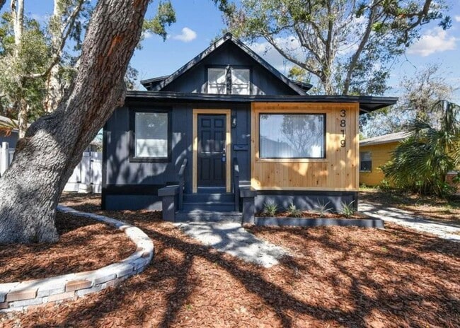 Building Photo - Housing Voucher Accepted: Charming 4-Bedroom Home in Saint Petersburg