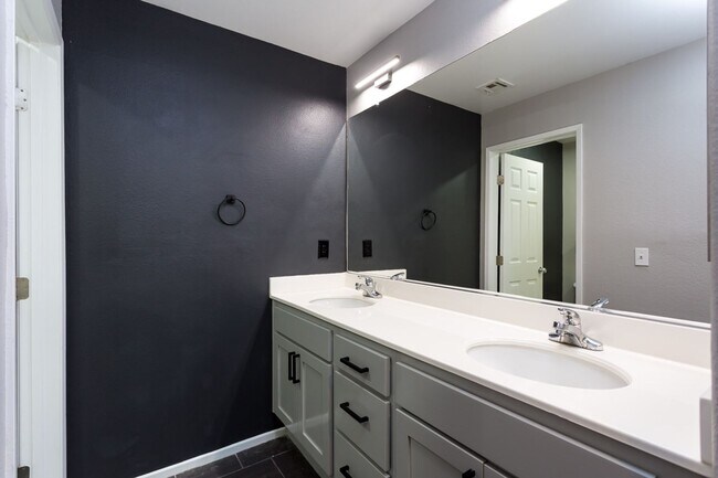 Building Photo - Beautiful Townhome in the heart of East Lake!