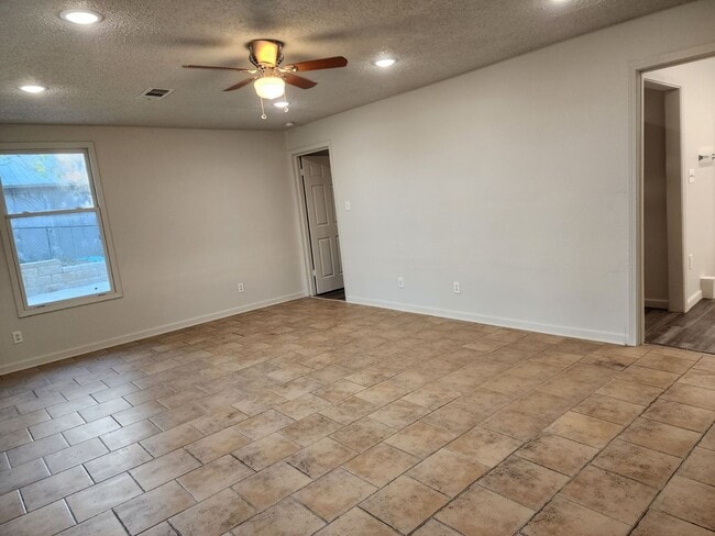 Building Photo - 4 Bed / 3 bath Downtown Jonesboro