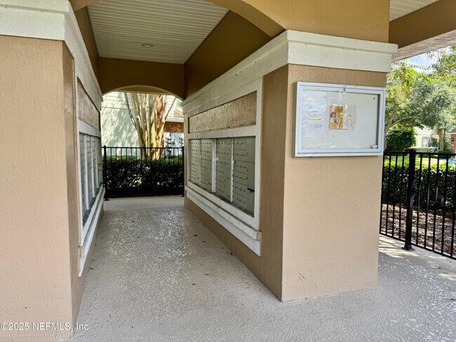 Building Photo - 6918 Roundleaf Dr