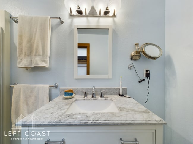 Building Photo - 1033 NW Inlet Ave