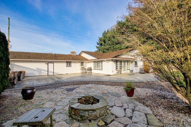 Building Photo - 3 Bedroom, 2 Bathroom House, Available Now!!!