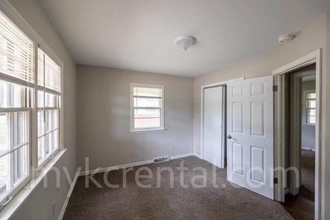 Building Photo - 9108 W 95th St
