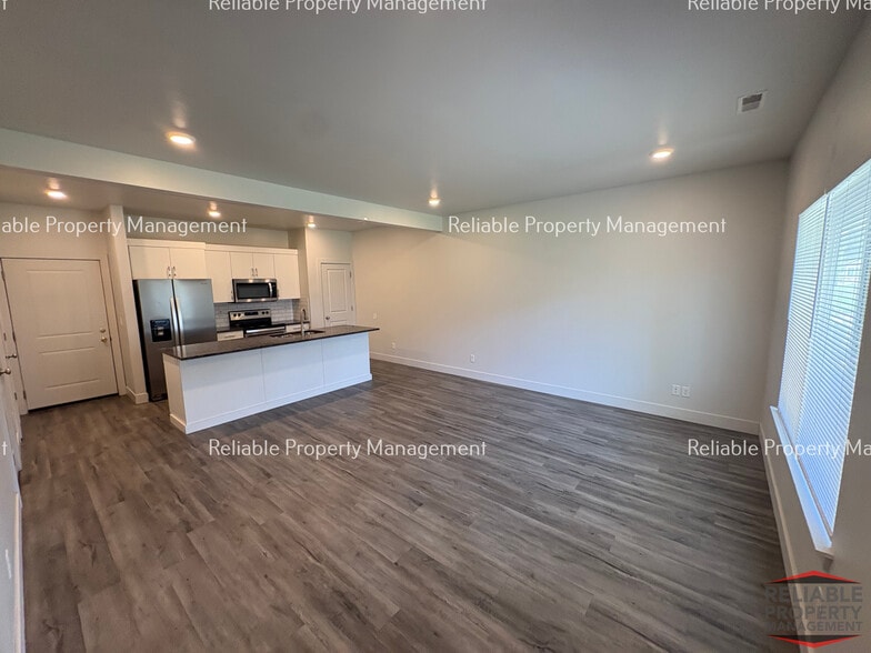 Building Photo - 156 S Emery Ln