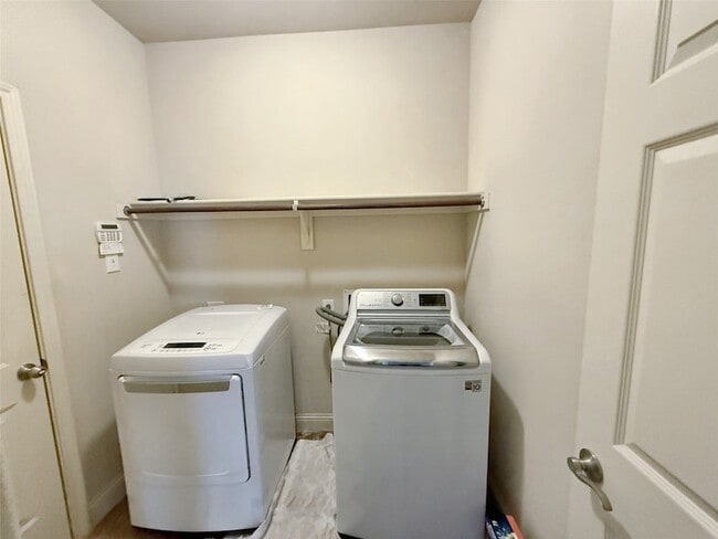 Building Photo - 6413 Fitzgerald Dr