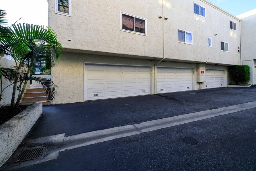 Building Photo - 255 Valley Dr