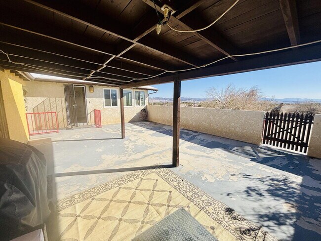 Building Photo - 4 bedrooms, 2 kitchens, 2.5 bathrooms, lau...