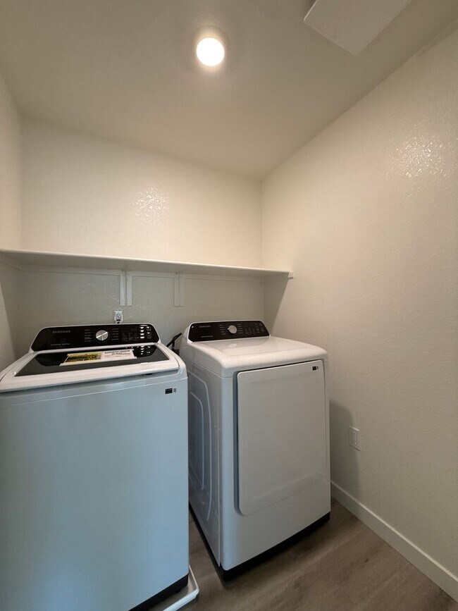 Building Photo - Spectacular New 5/3 Bath Available Now!