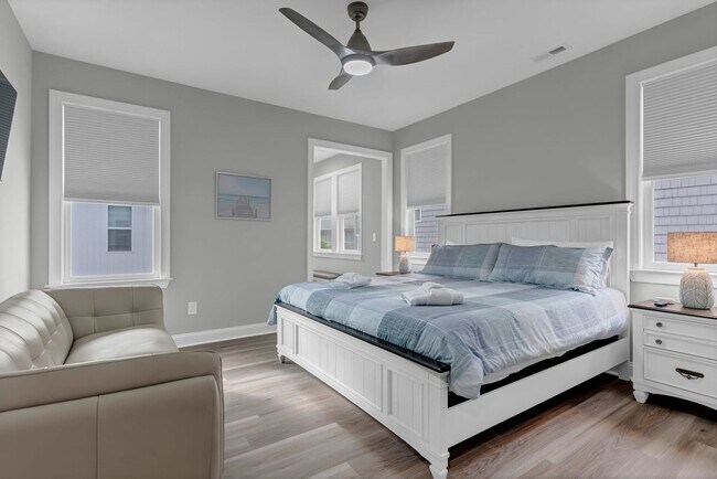 Building Photo - 822 S Topsail Dr