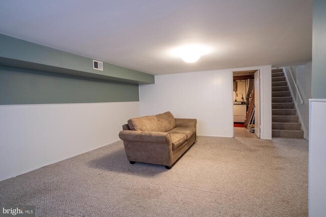 Building Photo - 933 Elm Rd