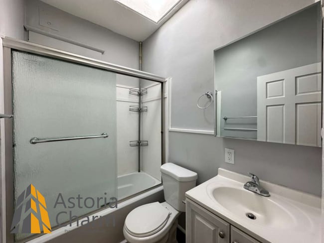 Building Photo - 4 Bedroom or 3 Bedroom with Den Home with First Floor Bedroom on Homestead Street