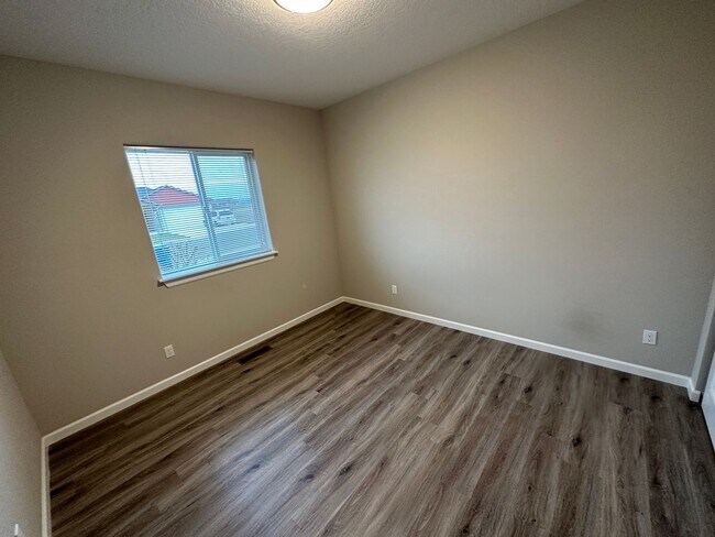 Building Photo - 553