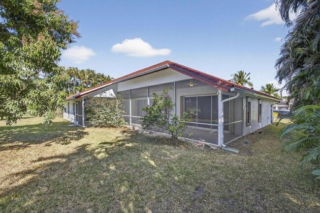 Building Photo - 1940 S Club Dr