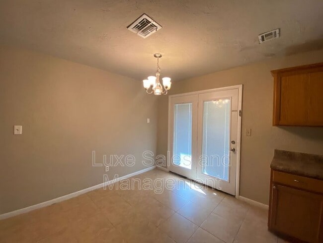 Building Photo - 406 W Douglas Dr
