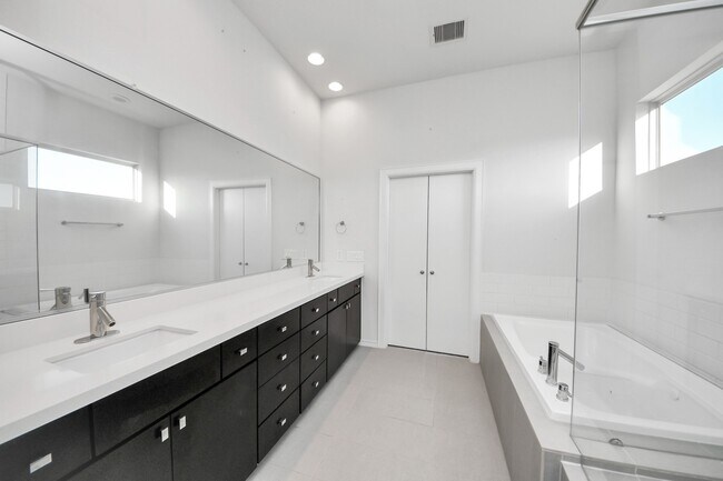 Building Photo - 1315 Nagle St