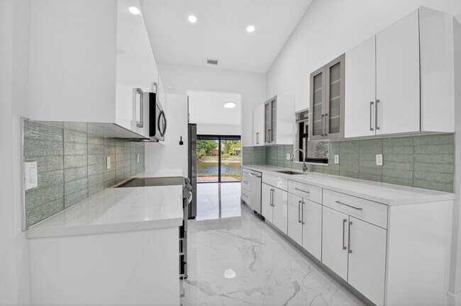 Building Photo - 6545 Las Flores Dr