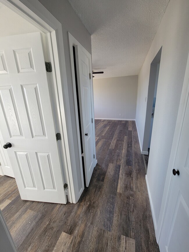 Building Photo - 307 Robins Dr