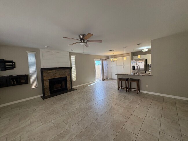 Building Photo - 2Bed/2Bath Townhouse in North Scottsdale! Ready for Immediate Move-In! -- 2 CAR GARAGE!