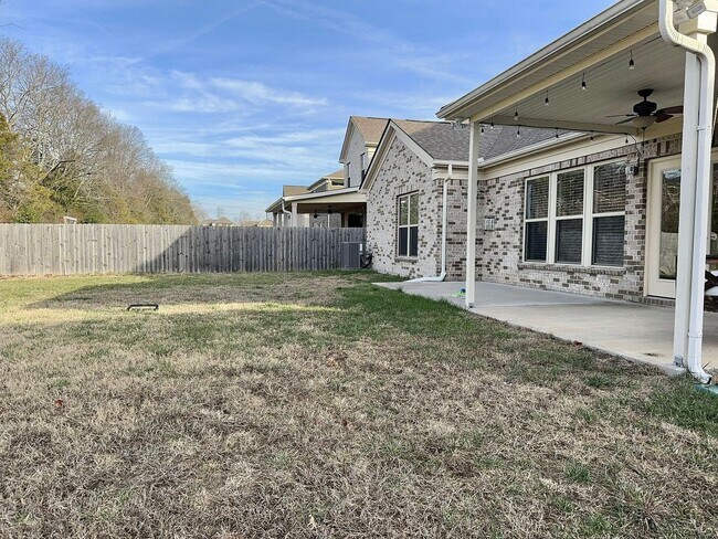 Building Photo - 4 Bedroom, 3.5 Bath Home w/ Backyard and 2 Car Garage