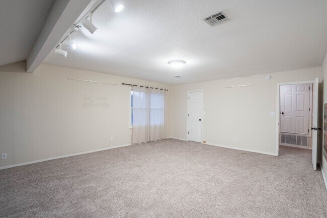 Building Photo - 4 Bed | 3 Bath in Central Tulsa!