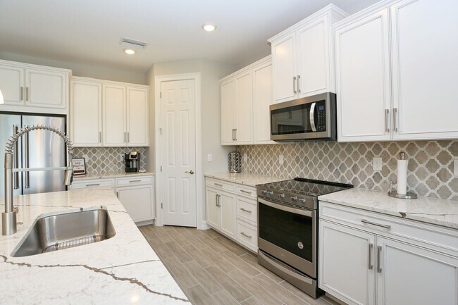 Building Photo - **Brand New, Bright & Beautiful Bonita Spr...