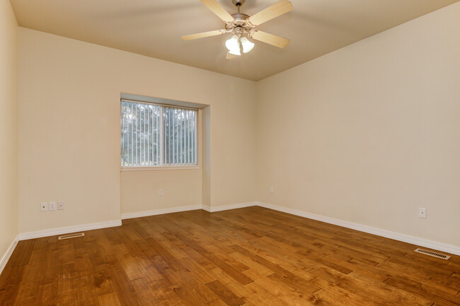 Spacious Main Level Master Bedroom - 2162 Alpine Shadows Vw