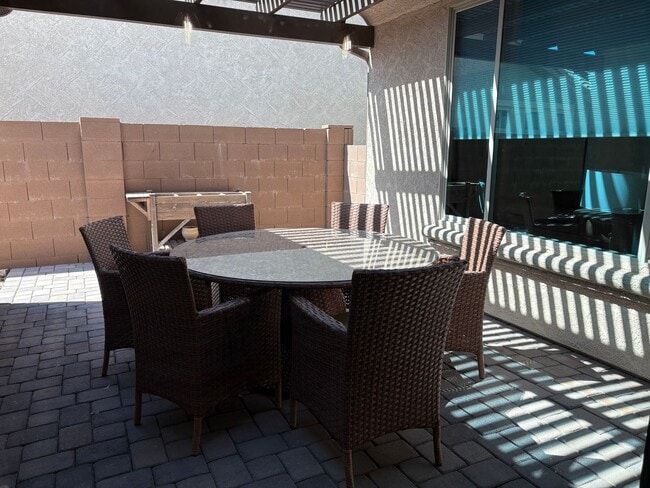 Building Photo - 55+ Furnished Short Term Dove Mountain Beauty
