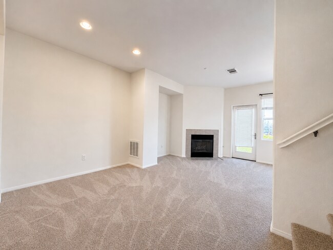 Building Photo - 3 Bedroom condo in Lake Elsinore