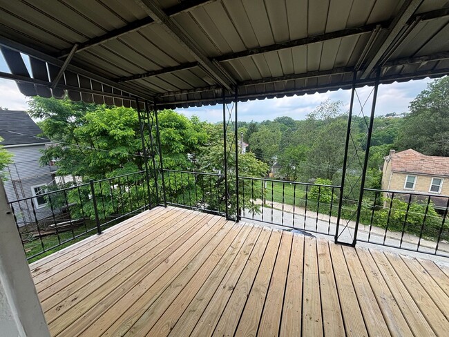 Building Photo - Newly updated 3 bedroom apartment in Mt Washington !