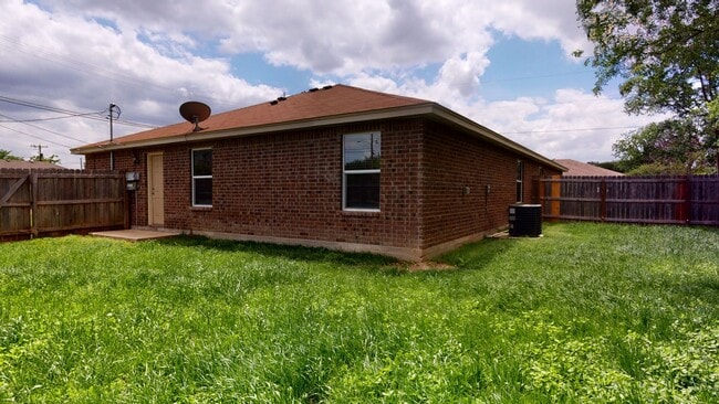 Building Photo - ALL STAINED CONCRETE FLOORING DUPLEX IN HA...