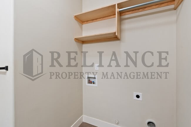 Building Photo - 4809 N Hillside Ct