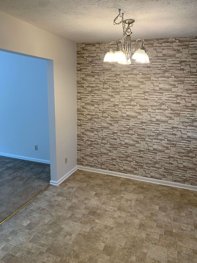 Building Photo - Townhome with new carpet for rent in the m...