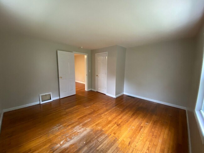 Building Photo - 1316-1318 Baker - Duplex located in the Ea...